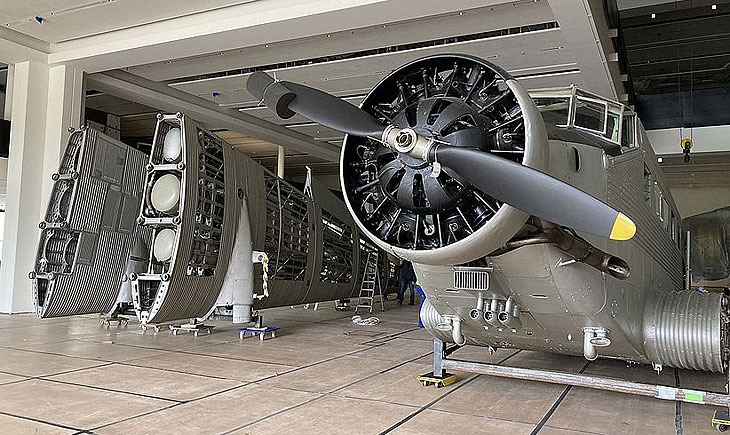 Flugzeugrumpf und beide Tragflächen stehen wieder in der Luft- und Raumfahrthalle. In den kommenden Wochen werden Rumpf und Flügel wieder zusammengebaut. (©Foto: Deutsches Museum)